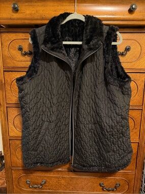 Women's Reversible Quilted Faux-Fur Lined Vest — Black